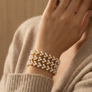 Hand-assembled imitation pearl bracelet